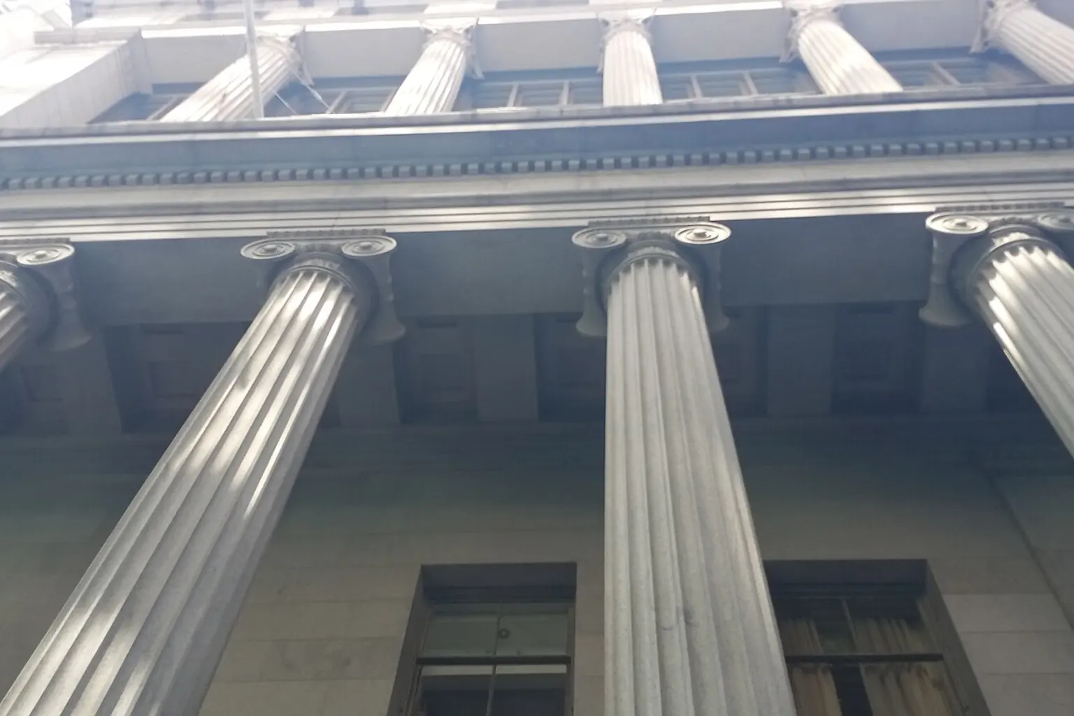 Fachada clásica en 55 Wall Street en New York