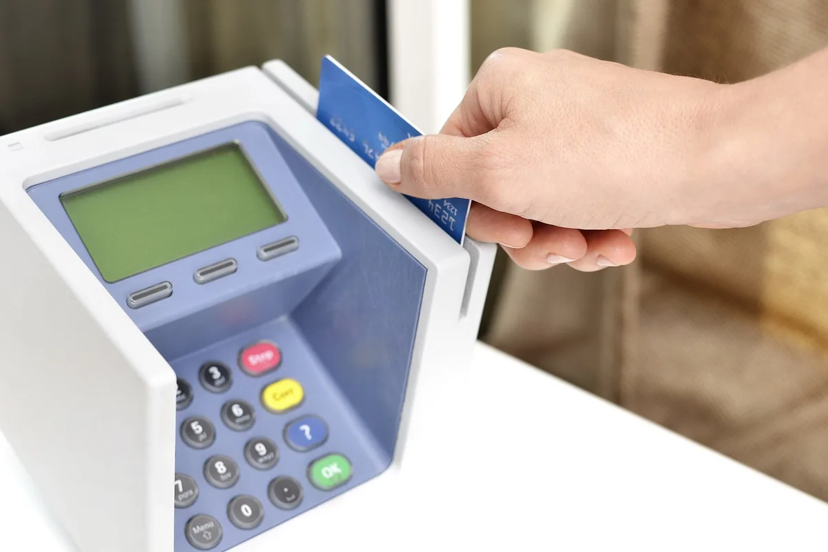 Un cliente utiliza una tarjeta de crédito en una terminal de pago