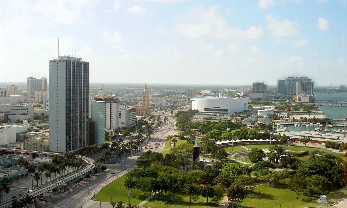 Horizonte del centro de Miami y Bayfront Park