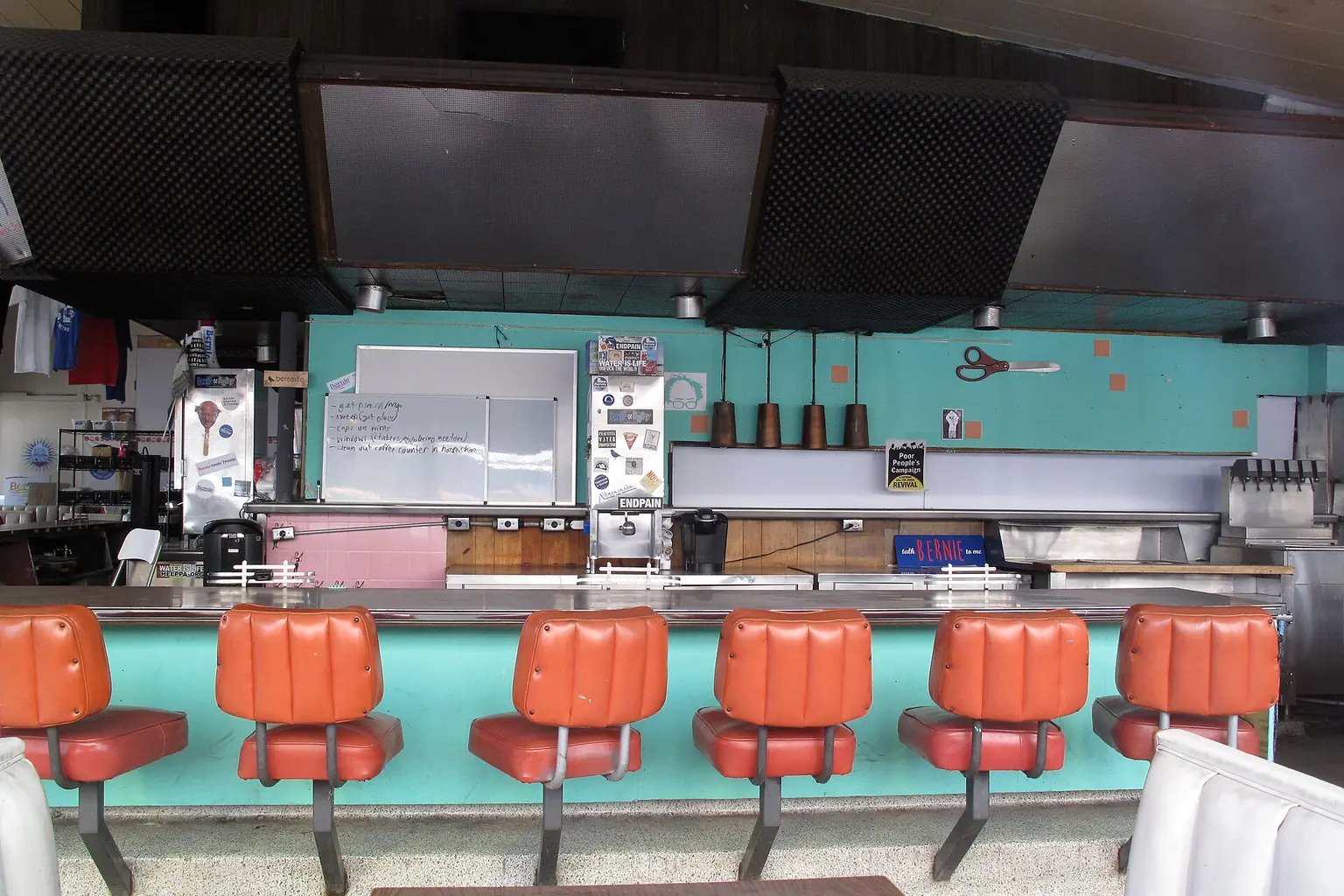 Mesas y asientos dentro de una cafetería