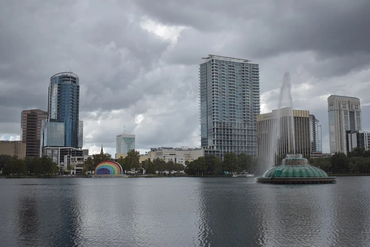 Lago Eola y el horizonte del centro de Orlando