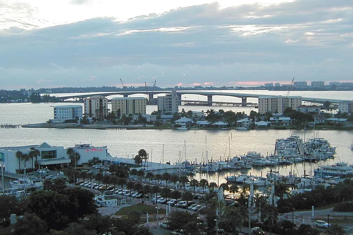 Bahía de Sarasota y paseo marítimo en una fotografía de archivo de la ciudad