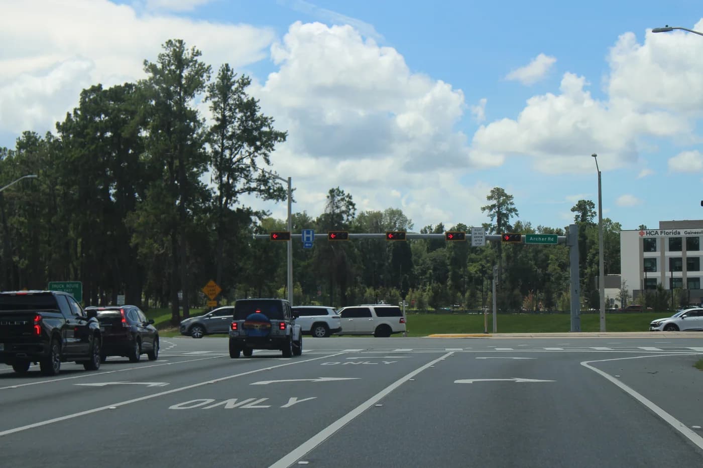 A Florida road intersection near an interstate exit