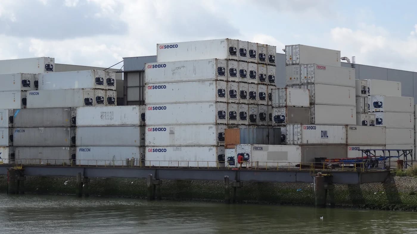 Fotografía de archivo de contenedores en el puerto de Rotterdam en 2014