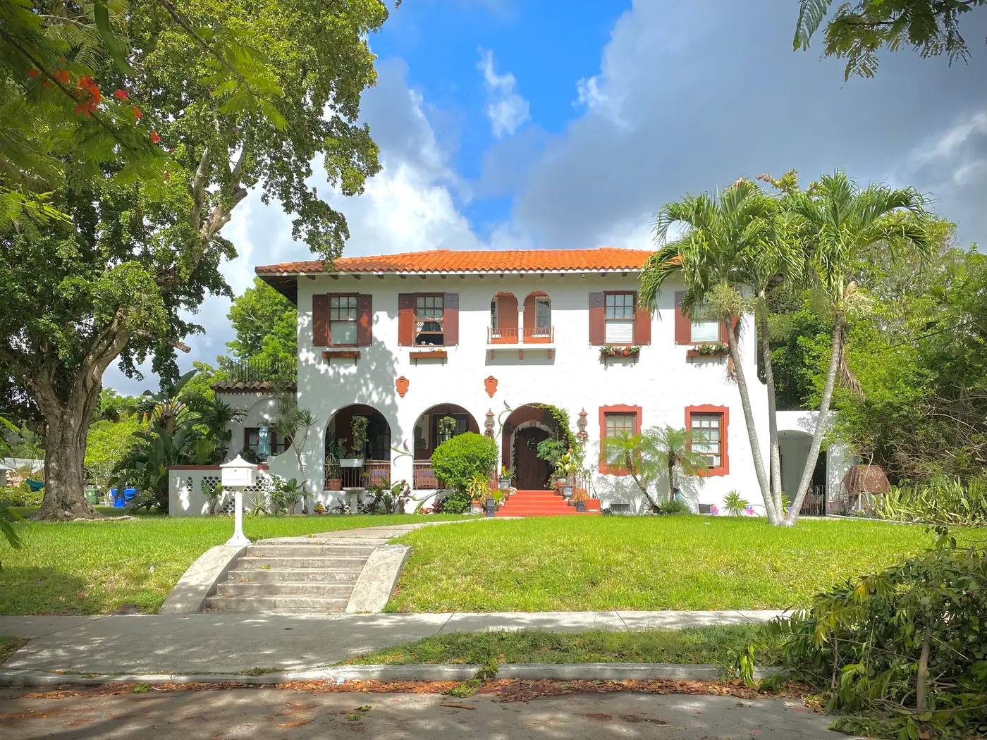 Una casa de estilo Spanish Revival en Miami, Florida, fotografiada en 2021