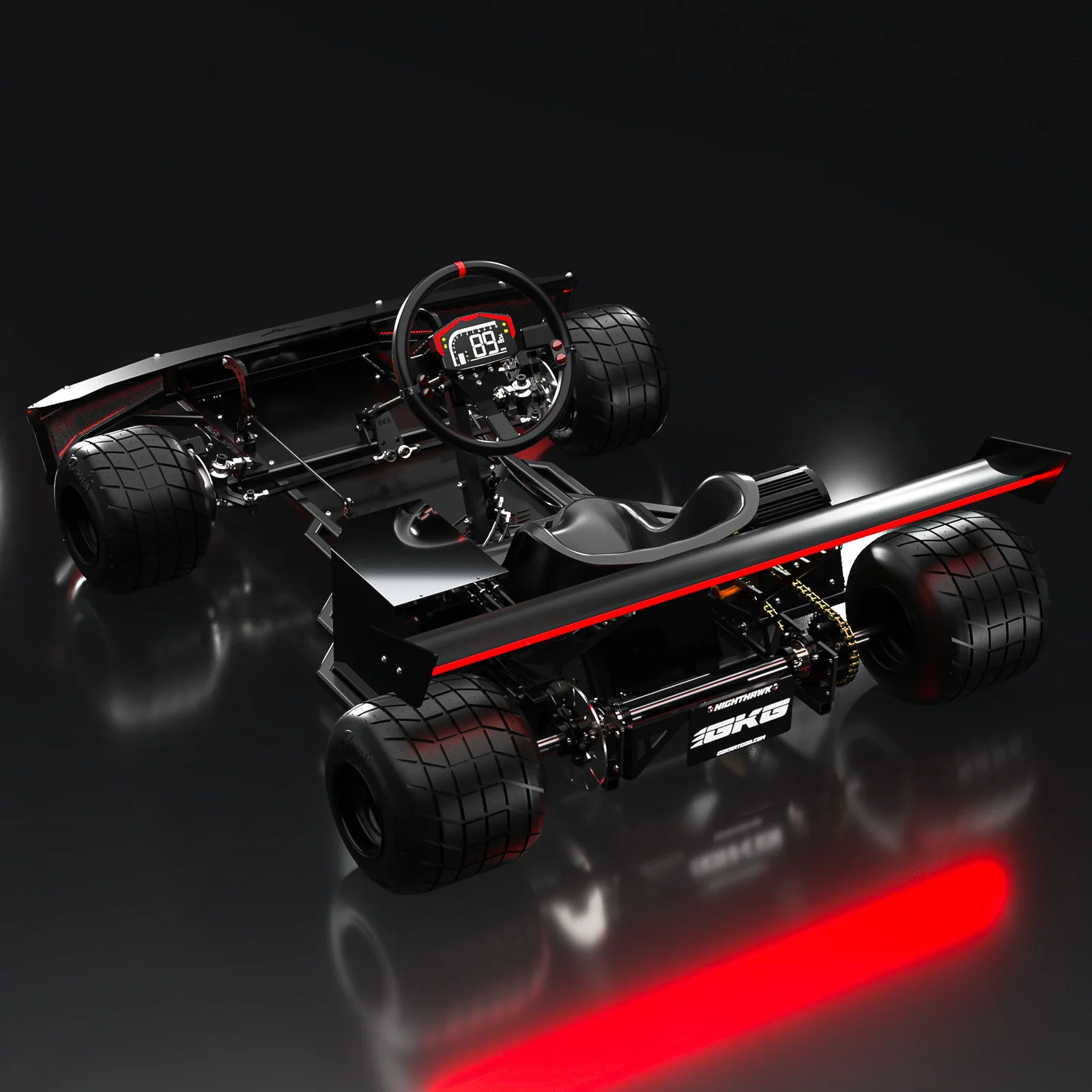 Vista trasera del Nighthawk Titan con alerón, iluminación trasera y puesto de conducción