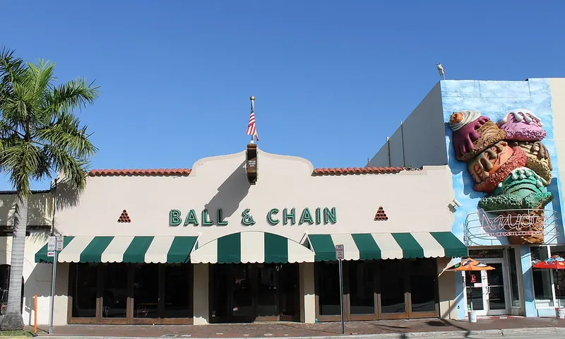 Frente y mural de Ball & Chain en la calle Ocho