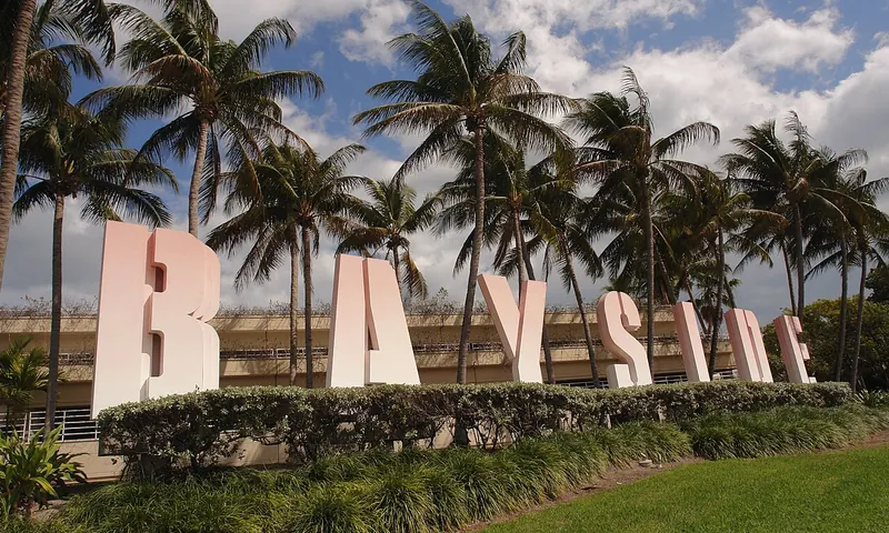 Entrada frente al mar Bayside Marketplace y palmeras