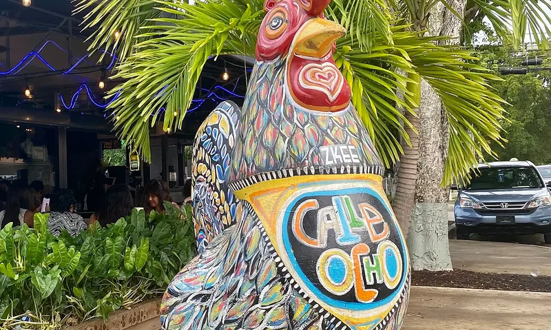 Colorida escultura de gallo Calle Ocho en La Pequeña Habana