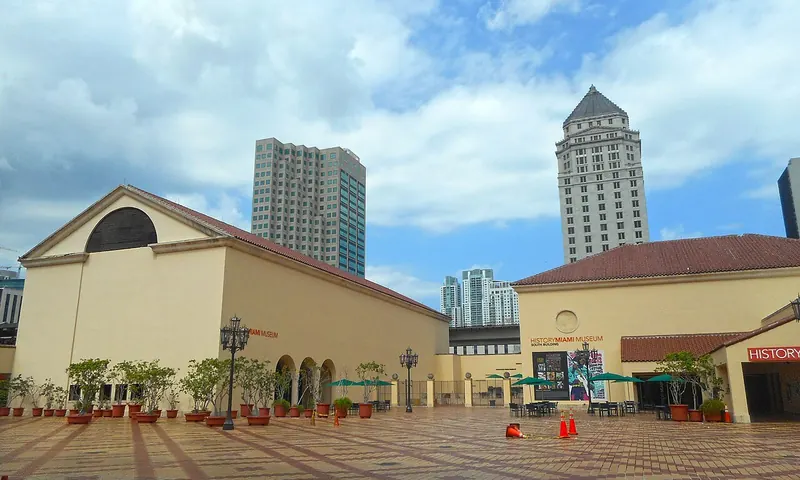 Museo de los edificios Miami y la plaza cultural del centro bajo su antiguo nombre HistoryMiami