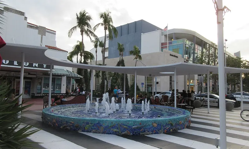 Paseo peatonal en el centro comercial Lincoln Road en Miami Beach