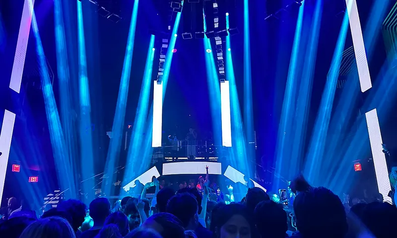 Luces y multitud dentro de la discoteca LIV Miami