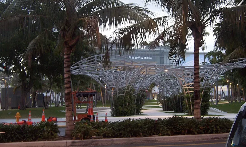 Nuevo Centro Mundial y el parque SoundScape con palmeras