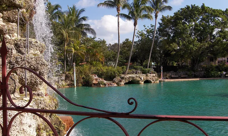 Venetian Pool con roca coralina, palmeras y agua turquesa