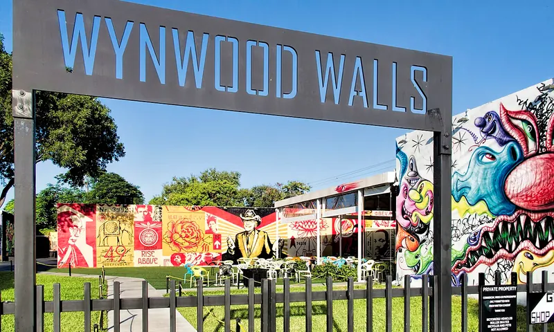 Señal de entrada y murales al aire libre en Wynwood Walls