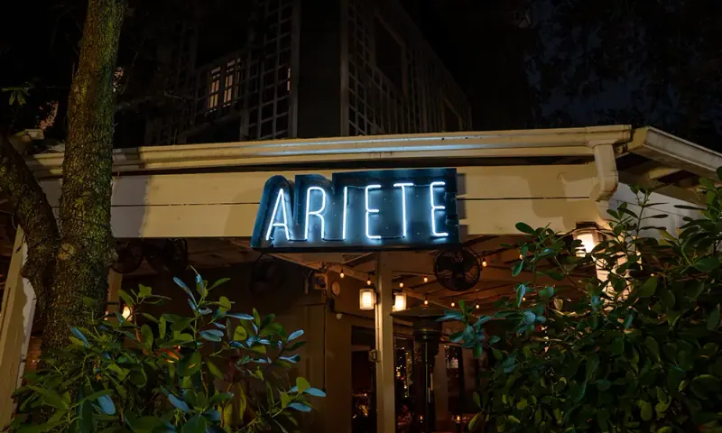Exterior del restaurante Ariete por la noche en Coconut Grove