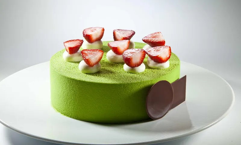 Tarta de entremet de pistacho y fresa de Bachour en Coral Gables