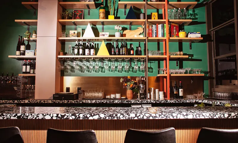 El bar y los asientos en Boia De en Miami