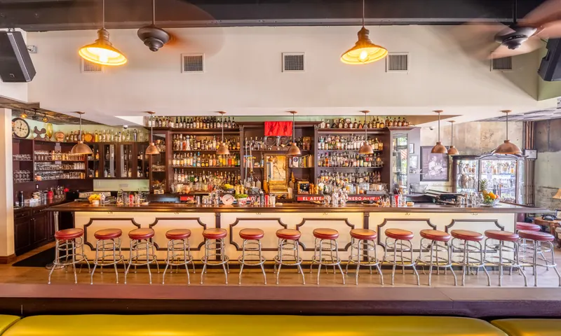 El bar del cantinero en Café La Trova en Little Havana