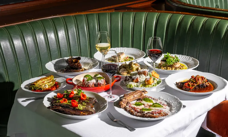 Platos y un banquete en Carbone Miami