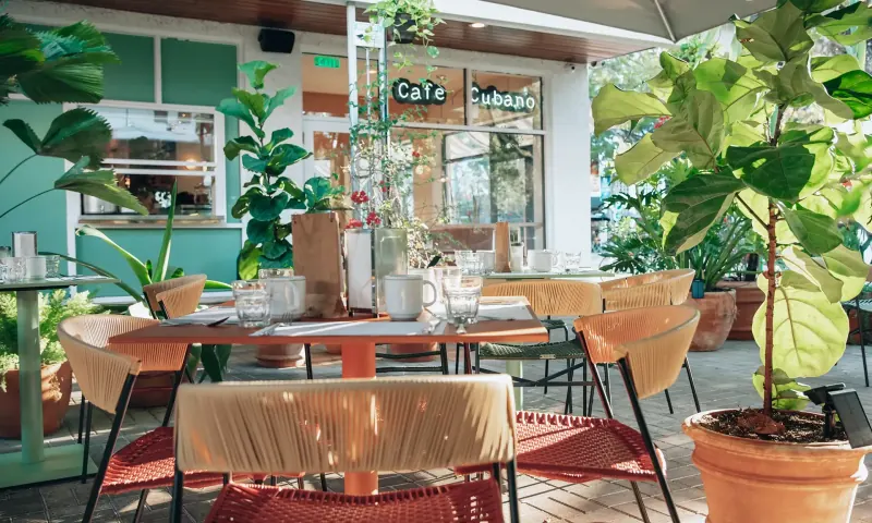 Mesas de comedor en Chug’s Diner en Coconut Grove