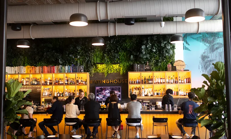 Bar y comedor en Eating House en Coral Gables