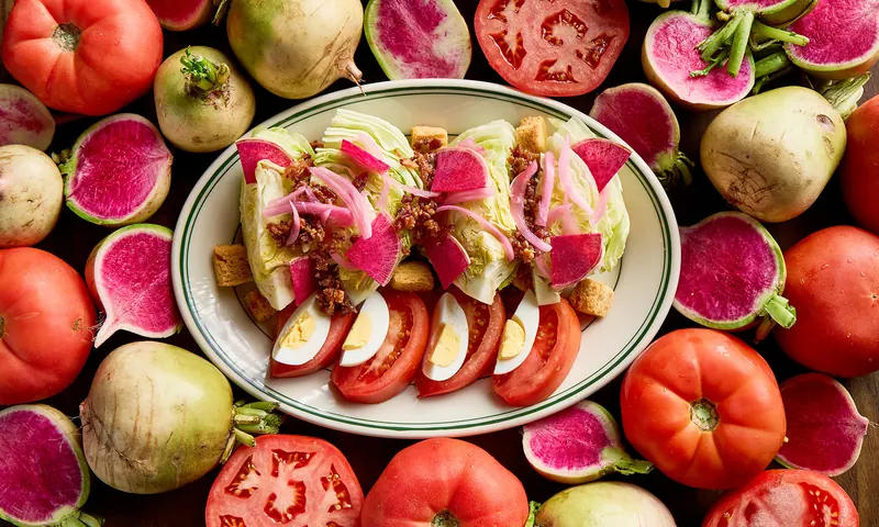 Una ensalada que aparece en el menú de Joe’s Stone Crab en Miami Beach