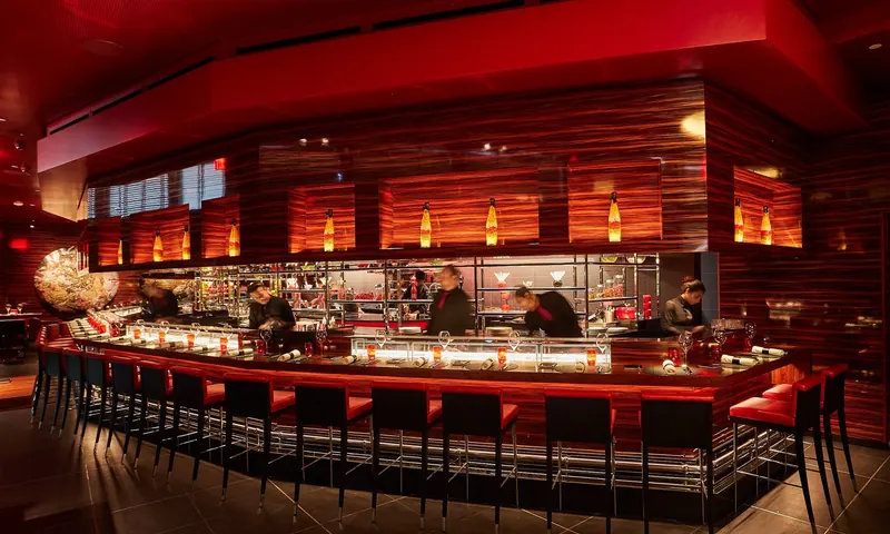 El mostrador de comedor iluminado en rojo en L’Atelier de Joël Robuchon Miami