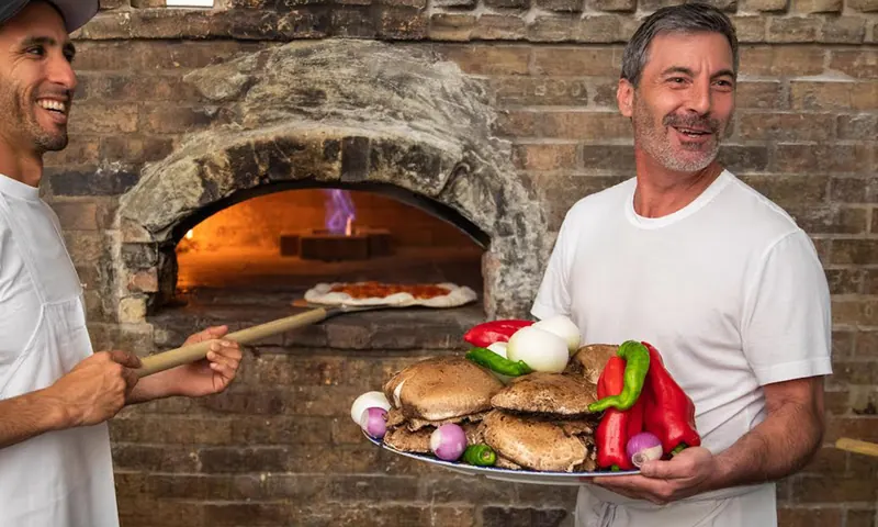 Preparación de pizza en Lucali Miami