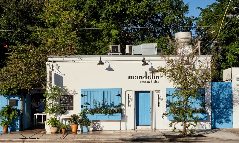 Puertas azules y el exterior de Mandolin Aegean Bistro