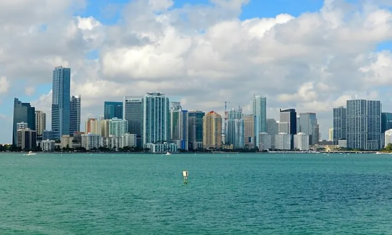 Miami horizonte y Biscayne Bay visto desde el restaurante Rusty Pelican