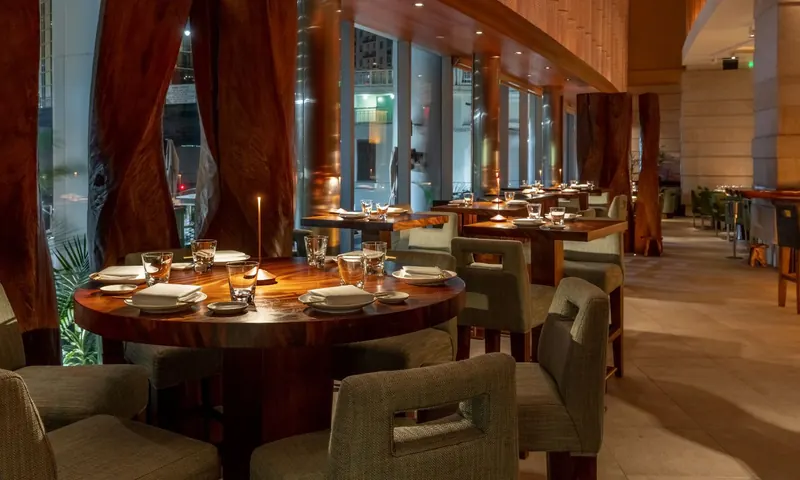 Mesas de comedor en Zuma Miami con vistas al paseo marítimo