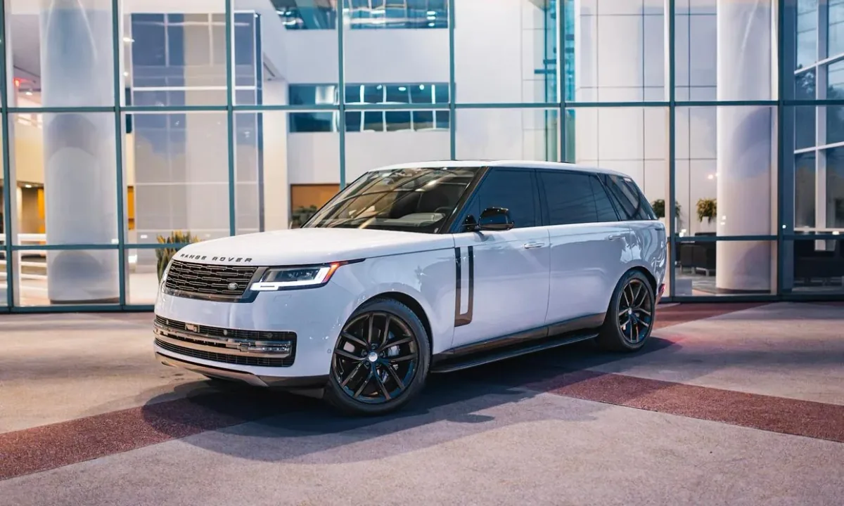 White Range Rover SE from Pugachev Luxury Car Rentals, Miami