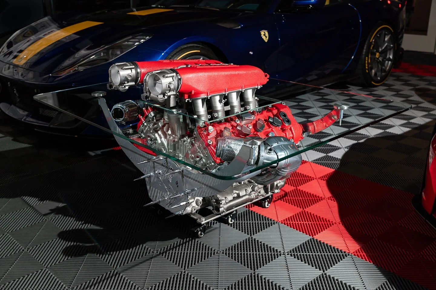 Mesa con motor Ferrari 458 — vista del proyecto