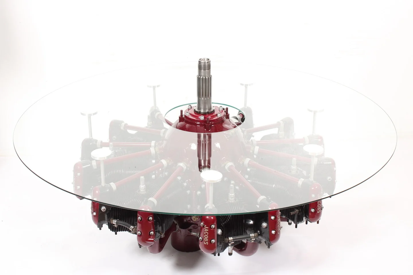 Mesa con motor radial Jacobs — vista del proyecto